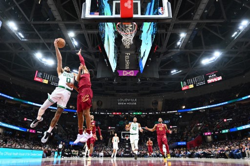 Jayson Tatum memimpin perolehan poin Boston Celtics dengan 33 angka, disusul oleh Payton Pritchard dengan 24 poin dan Kristaps Porzingis yang menyumbang 21 poin. 