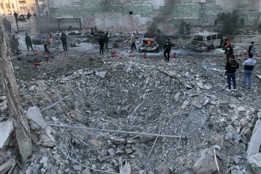 Penduduk mengatakan satu serangan menghantam daerah pemukiman padat di Idlib. Menurut tim penyelamat di lokasi kejadian, setidaknya tujuh orang tewas dan puluhan lainnya luka-luka. 