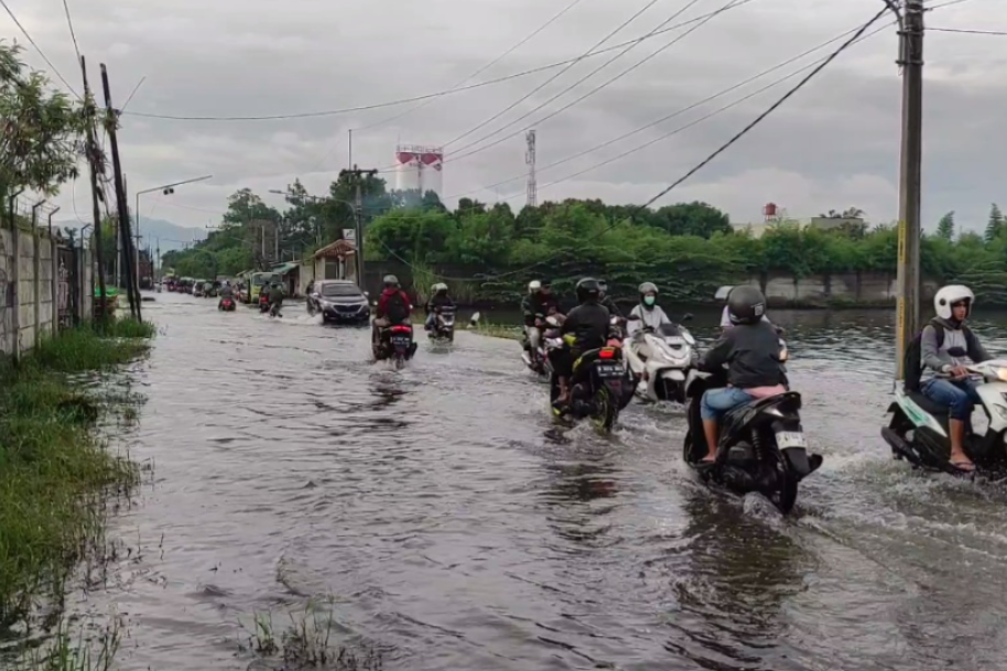 Aktivitas warga maupun buruh pabrik yang akan berangkat kerja pun masih terganggu. Mereka terpaksa harus menerobos genangan banjir terlebih dahulu.