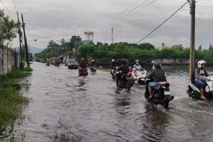 Aktivitas warga maupun buruh pabrik yang akan berangkat kerja pun masih terganggu. Mereka terpaksa harus menerobos genangan banjir terlebih dahulu.