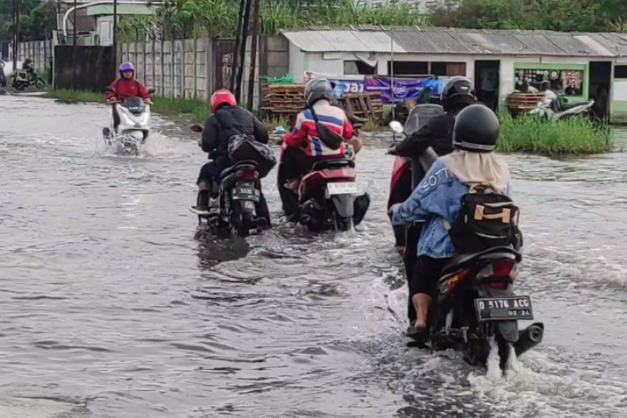 Kondisi banjir yang masih menggenangi kawasan Sapan tersebut sangat dikeluhkan oleh warga, karena merupakan jalan alternatif yang terdekat.