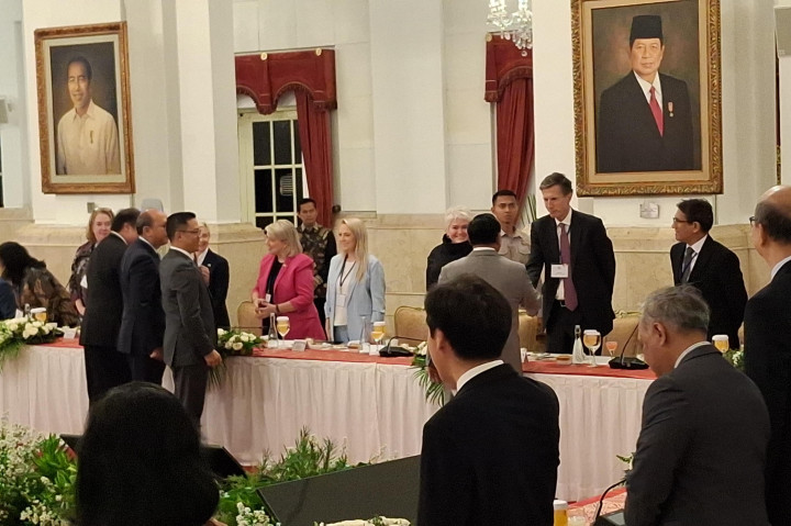 Pantaun Medcom.id, Presiden Prabowo tiba di Istana Negara pada pukul 10.02 WIB. Prabowo menggunakan jas abu-abu dan dasi berwarna biru.