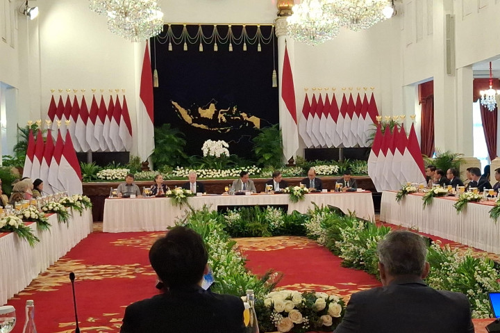 Ia didampingi Menteri Koordinator bidang Perekonomian Airlangga Hartarto, Menteri Luar Negeri Sugiono, Menteri Investasi dan Hilirisasi/Kepala Badan Koordinasi Penanaman Modal (BKPM) Rosan Rosa Roeslani, Duta Besar Amerika untuk Indonesia, Kamala, dan lainnya.