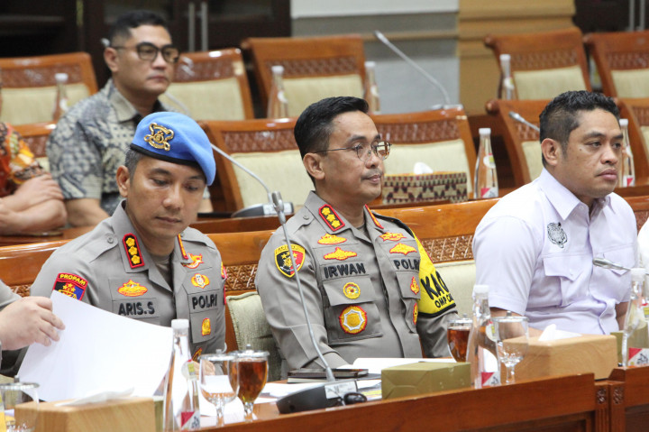 Ketua Komisi III DPR RI Habiburokhman mengatakan pihaknya ingin dijelaskan kasus tersebut secara rinci, baik terkait kejadiannya, latar belakangnya, hingga penanganan pidana maupun kode etiknya.