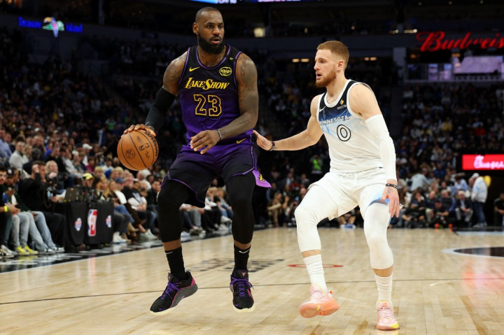 Sebaliknya, performa Lakers yang menjanjikan di awal liga dan kini mencatat 12-9, masih belum konsisten. LeBron James, yang gagal mencetak tripoin dalam 19 percobaan terakhirnya, hanya menghasilkan 10 poin dengan akurasi tembakan 4-dari-16.