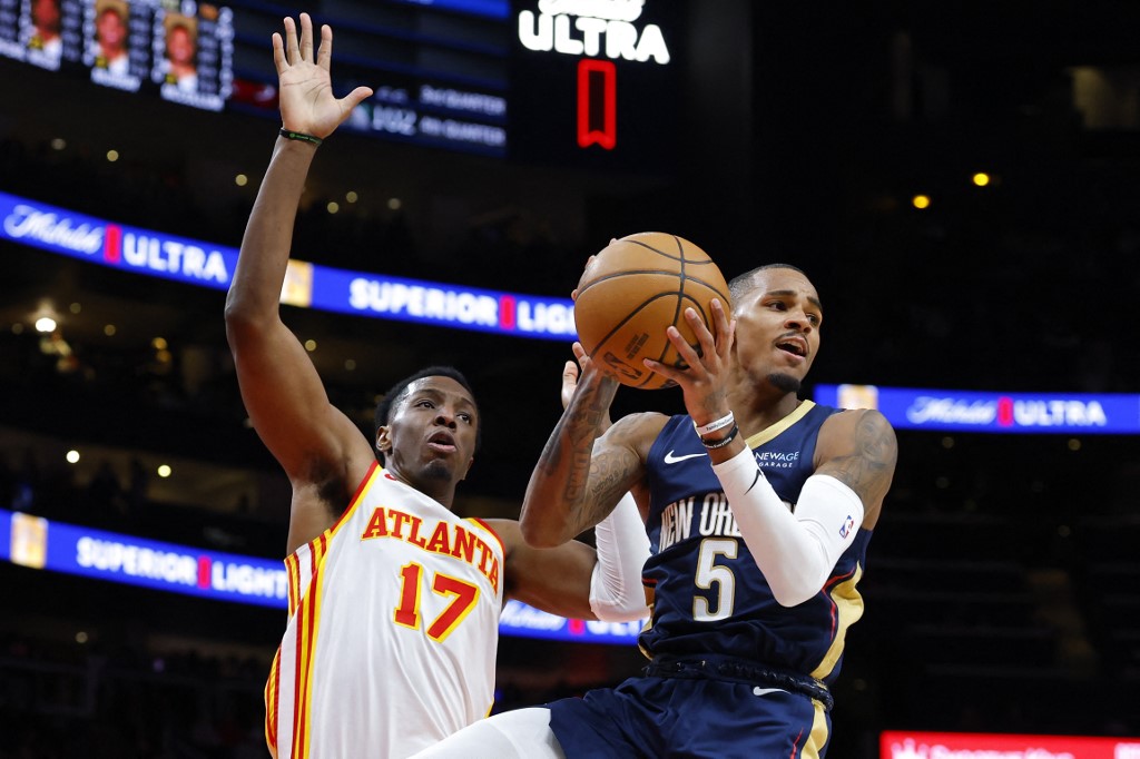 Di sisi lain, Pelicans mencatat rekor 4-18 kembali mengalami kekalahan yang kesembilan secara berturut-turut musim ini. Bermain tanpa pemain kuncinya, Zion Williamson dan Brandon Ingram yang cedera, New Orleans
mencoba bangkit setelah kekalahan mengecewakan dari New York Knicks pada laga sebelumnya, di mana mereka hanya mampu mencetak 85 poin, angka terendah mereka musim ini.