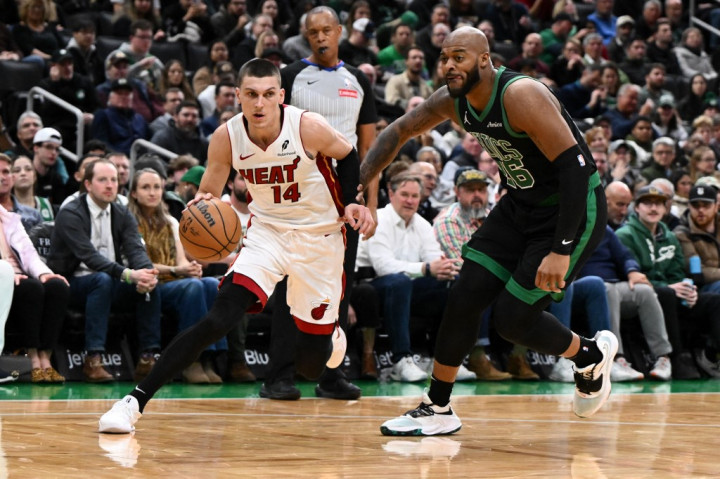 Miami Heat, yang bermain tanpa bintang mereka Jimmy Butler akibat cedera lutut, kesulitan menjaga ritme serangan. Tyler Herro mencetak 19 poin tetapi hanya mengonversi 2 dari 10 percobaan tripoin. Secara keseluruhan, Heat hanya mencatatkan akurasi tembakan tiga angka sebesar 23 persen dan 36 persen dari lapangan.