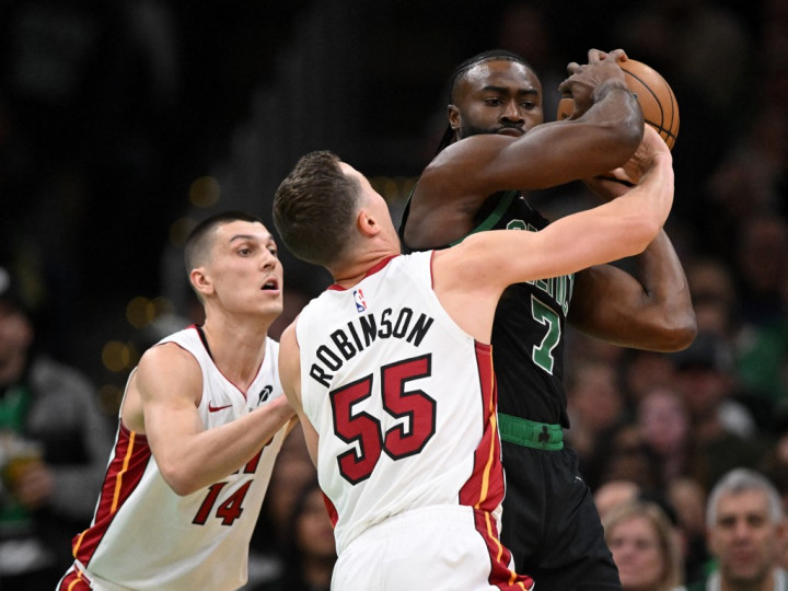 Heat sempat memimpin 7-0 di awal laga sebelum Celtics mengambil alih permainan dengan mencetak 17 dari 19 poin berikutnya. Boston memperlebar keunggulan menjadi dua digit di kuarter kedua dan terus menekan hingga mencapai selisih 20 poin pada kuarter ketiga.
