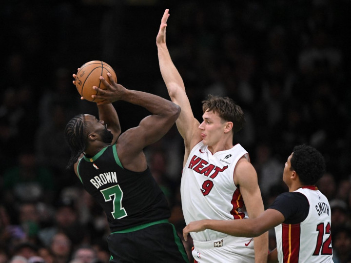 Boston Celtics menunjukkan dominasi mereka dengan mengalahkan Miami Heat 108-89 dalam pertandingan lanjutan NBA di TD Garden Arena, Boston, Selasa, 3 Desember 2024 WIB. Jaylen Brown memimpin perolehan angka lewat 29 poin, sementara Payton Pritchard tampil cemerlang dari bangku cadangan dengan mencetak 25 poin.