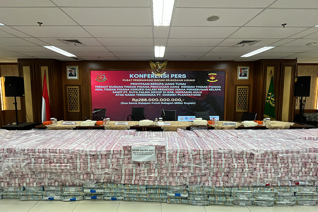 Kejaksaan Agung (Kejagung) kembali menyita uang sebesar Rp288 miliar terkait dugaan korupsi korporasi Duta Palma Group. Uang ratusan miliar rupiah yang disita untuk dijadikan barang bukti itu ditampilkan dalam konferensi pers di Gedung Kejagung.