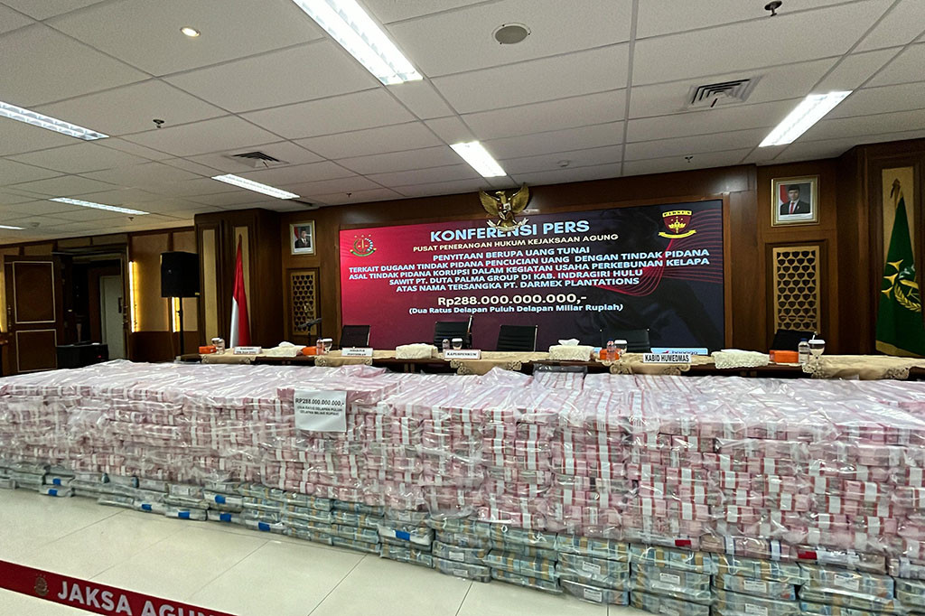 Pantauan Metrotvnews.com di Gedung Kartika, Kejagung, Jakarta Selatan pada Selasa siang, 3 Desember 2024, uang tunai ratusan miliar itu dipajang di depan awak media. Tampak keseluruhan uang tunai itu pecahan Rp100.000 dan Rp50.000.