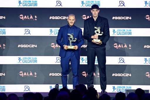 Tujuh pemain Inter masuk dalam daftar 11 pemain terbaik musim 2023-2024 yakni kiper Yann Sommer, bek Alessandro Bastoni, bek sayap Federico Dimarco, gelandang Hakan Calhanoglu dan Nicolo Barella, serta penyerang Lautaro Martinez dan Marcus Thuram.