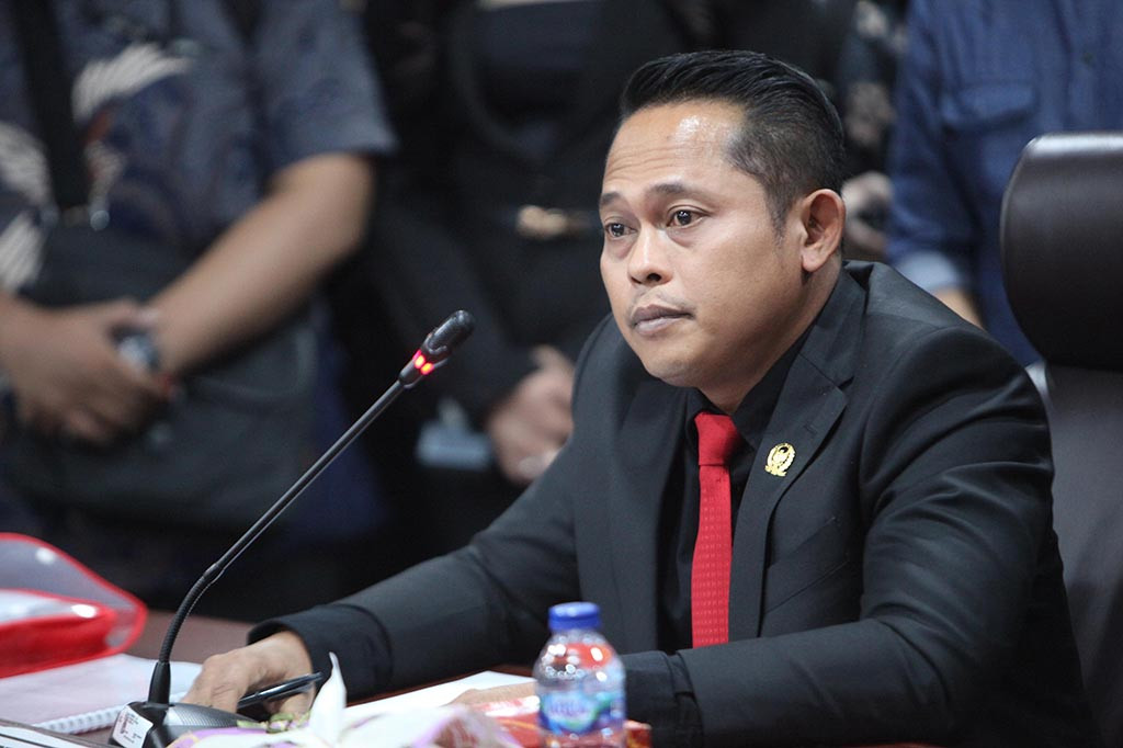 Yulius dianggap telah melanggar kode etik. Dek Gam juga mengatakan bahwa putusan itu sudah berlaku final.