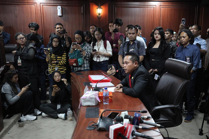 Mahkamah Kehormatan Dewan (MKD) memutuskan Anggota DPR Fraksi Partai Demokrasi Indonesia Perjuangan (PDIP) Yulius Setiarto bersalah terkait tuduhan berkaitan partai cokelat (parcok). Dia dikenakan sanksi teguran tertulis.