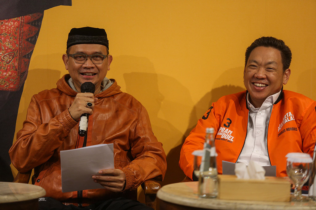 Cak Lontong memaparkan hasil perhitungan di setiap kecamatan yang memenangkan pasangan Pramono-Rano di 42 kecamatan dari total 44 kecamatan yang ada.