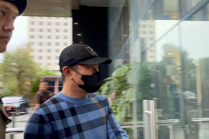 Komisi Pemberantasan Korupsi (KPK) membawa penjabat (Pj) Wali Kota Pekanbaru Risnandar Mahiwa ke markasnya di Jakarta, Selasa, 3 Desember 2024, usai tertangkap tangan. Dia tiba sekitar pukul 17.35 WIB.