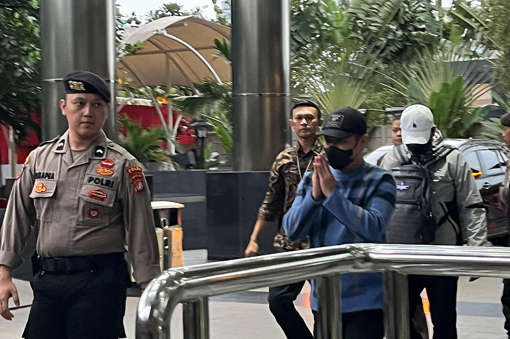 Risnandar enggan memberikan komentar atas penangkapannya. Dia cuma mengatupkan tangan kepada para wartawan saat digiring tim pengamanan KPK ke dalam gedung.