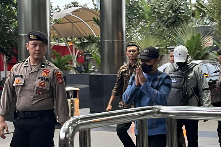 Risnandar enggan memberikan komentar atas penangkapannya. Dia cuma mengatupkan tangan kepada para wartawan saat digiring tim pengamanan KPK ke dalam gedung.