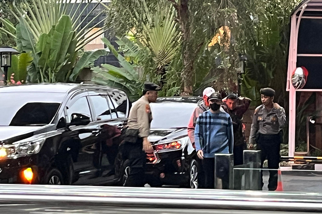 Risnandar langsung dibawa ke ruang pemeriksaan setibanya di Gedung Merah Putih KPK. Ada dua orang yang ditampilkan KPK masuk ke dalam markasnya. Informasi yang dihimpun, satu orang lainnya yakni Sekda Pekanbaru. Dia juga kini tengah diperiksa lagi oleh tim penangkapan KPK.