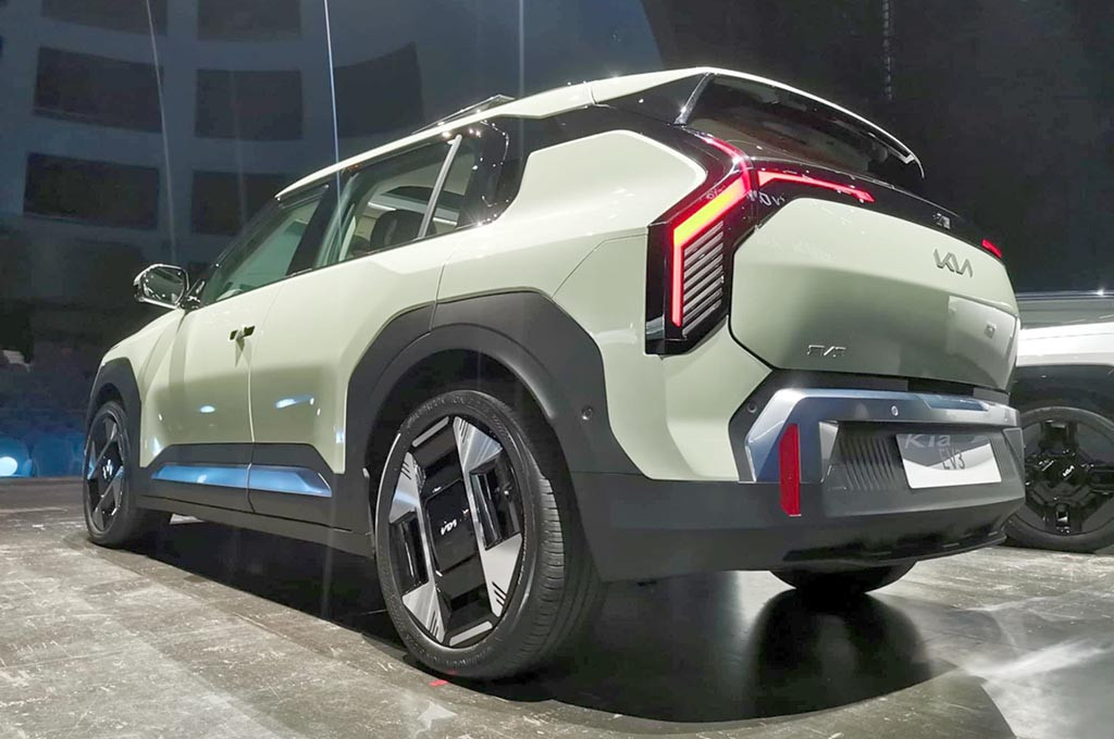 EV3 hadir dengan platform khusus mobil listrik Electric Global Modular Platform (E-GMP). Mobil ini hadir dengan dimensi kompak, dengan Panjang 4.300 mm, lebar 1.850 mm, tinggi 1.560 mm, dan wheelbase 2.680 mm.