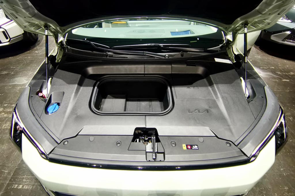 Saat ini, EV3 baru sebatas diperkenalkan di Gaikindo Jakarta Auto Week (GJAW) 2024. Kira-kira kapan mobil ini resmi menantang Hyundai Kona Electric dan Chery Omoda E5? 