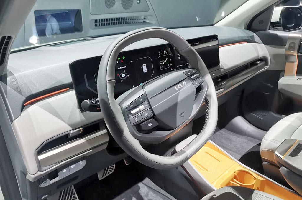 Terdapat layar ganda hampir berukuran 30 inci, termasuk layar cluster instrument berukuran 12,3 inci. Layar ini juga memanjang ke bagian tengah dasbor, memberikan penumpang di kursi depan akses ke fitur hiburan dan navigasi.