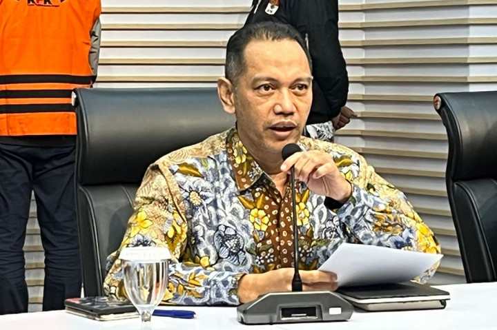 “KPK melakukan serangkaian pemeriksaan dan telah menemukan bukti permulaan yang cukup untuk menaikkan perkara ini ke tahap penyidikan, dengan menetapkan tiga tersangka, yaitu RM (Risnandar Mahiwa),” kata Wakil Ketua KPK Nurul Ghufron di Gedung Merah Putih KPK, Jakarta Selatan, Rabu, 4 Desember 2024.