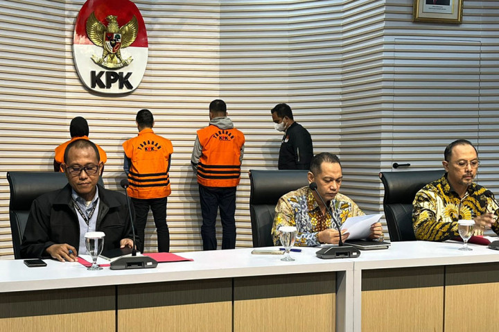 Komisi Pemberantasan Korupsi (KPK) mengumumkan hasil penangkapannya di Pekanbaru pada Senin, 2 Desember 2024. Penjabat (Pj) Wali Kota Pekanbaru Risnandar Mahiwa ditetapkan sebagai tersangka.