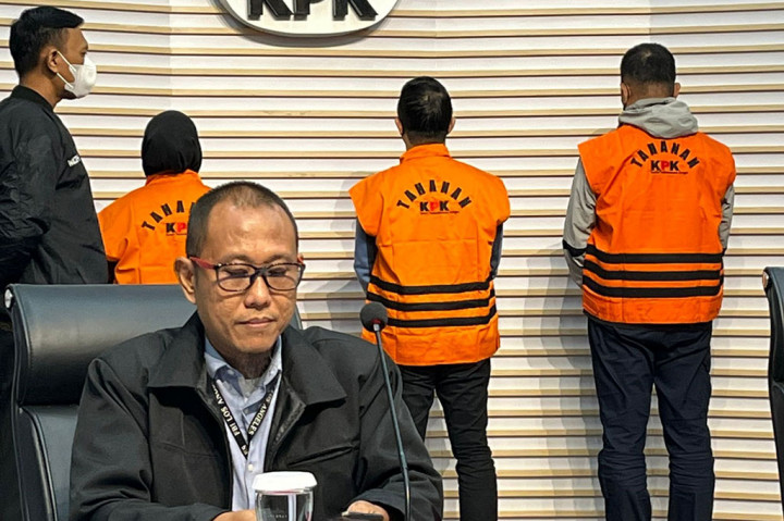 Selain Risnandar, KPK menetapkan Sekretaris Daerah (Sekda) Pekanbaru Indra Pomi Nasution dan Plt Kabag Umum Pemkot Pekanbaru Novin Karmila juga ditetapkan sebagai tersangka atas OTT ini. Mereka semua terlibat dalam kasus dugaan rasuah pengelolaan anggaran di lingkungan Pemkot Pekanbaru pada 2024-2025.