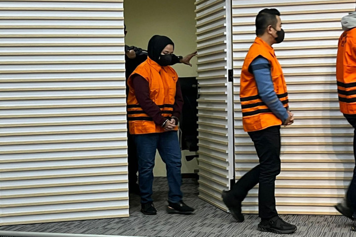 Ghufron menyebut masih ada pihak yang berpotensi menjadi tersangka dalam perkara ini. “KPK masih akan terus mendalami dalam penyidikan perkara ini kepada pihak-pihak lain yang diduga terkait dan aliran uang lainnya,” ucap Ghufron.