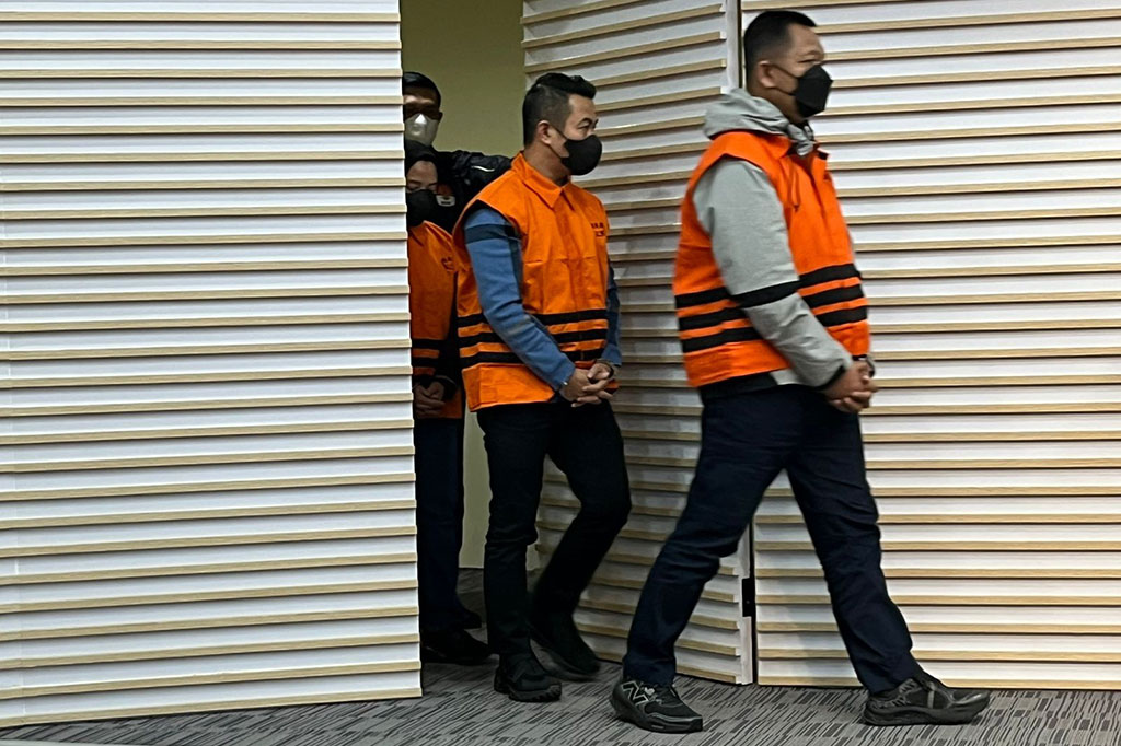 Ketiga orang itu disangkakan melanggar Pasal 12 f dan Pasal 12 B pada Undang-Undang Nomor 31 Tahun 1999 tentang Pemberantasan Tindak Pidana Korupsi sebagaimana diubah dengan Undang-Undang Nomor 20 Tahun 2001 tentang Perubahan Atas Undang-Undang Nomor 31 Tahun 1999 tentang Pemberantasan Tindak Pidana Korupsi, Jo. Pasal 55 ayat (1) ke 1 KUHP.