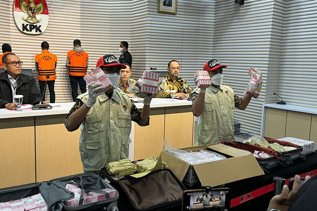 Komisi Pemberantasan Korupsi (KPK) menetapkan penjabat (Pj) Wali Kota Pekanbaru Risnandar Mahiwa sebagai tersangka atas operasi tangkap tangan (OTT) pada Senin, 2 Desember 2024. Lembaga Antirasuah menyita uang Rp6,8 miliar atas upaya paksa itu.