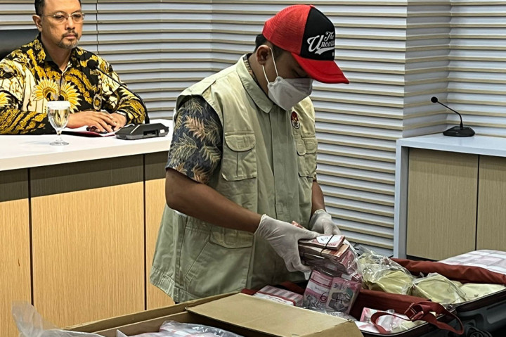 Selanjutnya Rp1,39 miliar disita dalam penangkapan Risnandar di Rumah Dinas Wali Kota Pekanbaru. Kemudian Rp2 miliar disita penyidik KPK dari rumah pribadi Risnandar di Jakarta. 