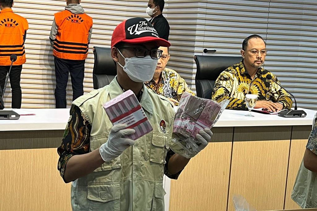 Ghufron menerangkan uang tersebut diamankan dari beberapa lokasi berbeda dalam operasi tangkap tangan (OTT) di Pekanbaru, Riau. Pertama uang sebesar Rp1 miliar disita KPK dalam penangkapan teradap Plt Kepala Bagian Umum Pemerintah Kota Pekanbaru Novin Karmila (NK) di wilayah Pekanbaru.