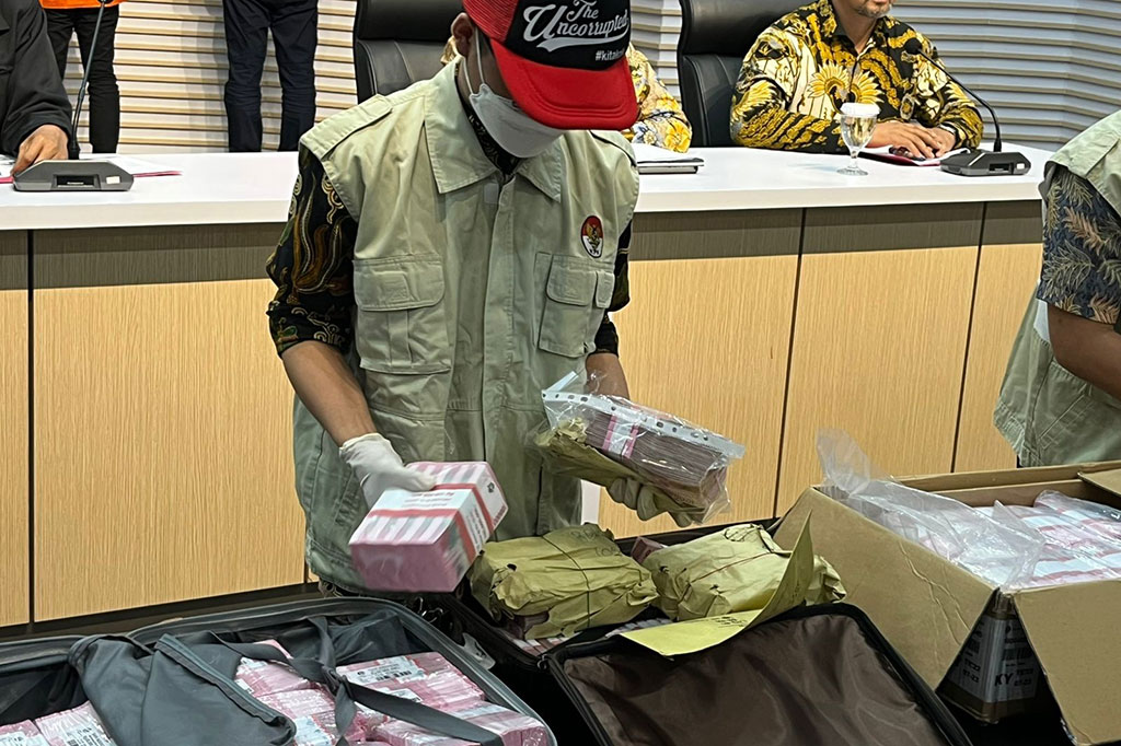 Kemudian uang Rp830 juta disita penyidik KPK dalam penangkapan Sekda Kota Pekanbaru Indra Pomi Nasiotion di rumahnya di Pekanbaru.  Indra mengakui bahwa dirinya memegang uang sebesar Rp1 miliar, namun sebanyak Rp170 juta telah disebar ke beberapa pihak.