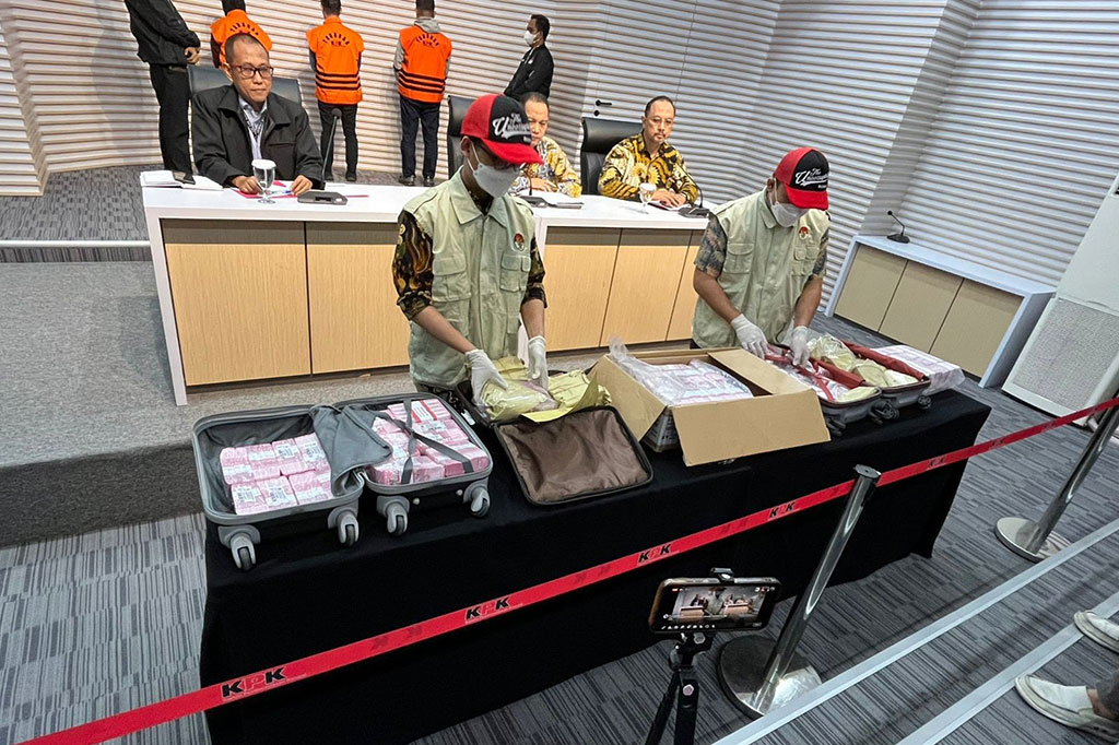 Sedangkan dari penggeledahan di salah satu kediaman di Ragunan, Jakarta Selatan, tim penyidik KPK menyita uang sebesar Rp200 juta.