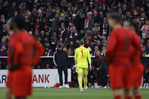 Kapten Bayern, Neuer, telah menerima 23 kartu kuning sepanjang kariernya. Semua kartu kuning itu didapatnya di level klub, dan selama menjalani 124 pertandingan bersama timnas Jerman, ia tidak pernah mendapatkan kartu apapun.