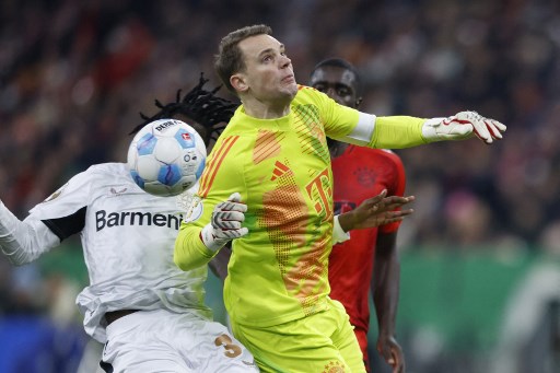 Ia diusir keluar lapangan akibat pelanggarannya terhadap pemain Bayer Leverkusen Jeremie Frimpong. Kiper 38 tahun itu berlari keluar dari kotak penalti untuk menerjang Jeremia Frimpong pada menit ke-17 laga 16 besar Piala Jerman.