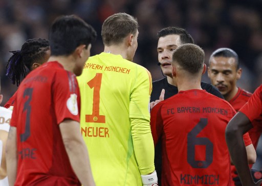 Dia langsung diganjar kartu merah akibat pelanggarannya itu, dan digantikan kiper asal Israel Daniel Peretz yang dapat melakukan debutnya untuk Bayern.
