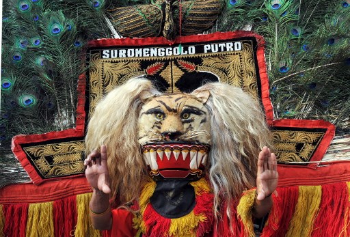 Reog juga merupakan simbol dari gotong royong, yang tercermin dalam proses kreatifnya, mulai dari pembuatan topeng hingga kolaborasi antara seniman, pengrajin, dan komunitas lokal.