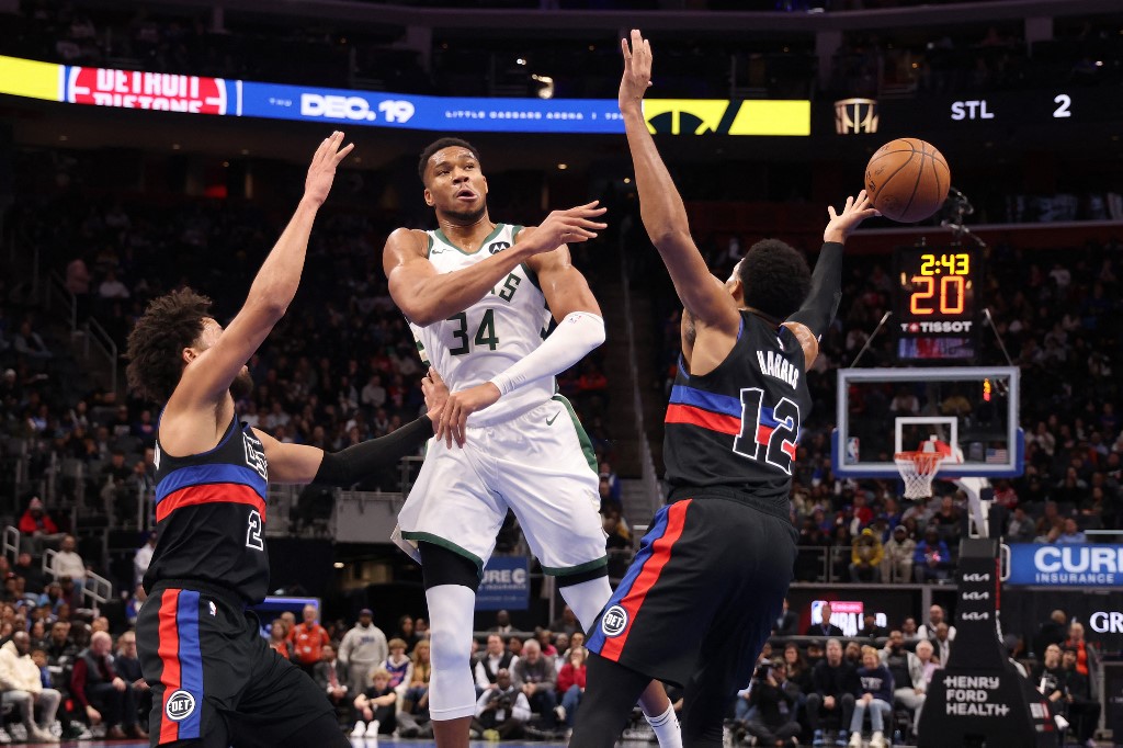 Milwaukee Bucks memastikan langkah ke perempat final NBA Cup setelah mengalahkan Detroit Pistons 128-107, Rabu, 4 Desember 2024 WIB, ketika Giannis Antetokounmpo mencetak 28 poin dan Damian Lillard menambahkan 27 poin.