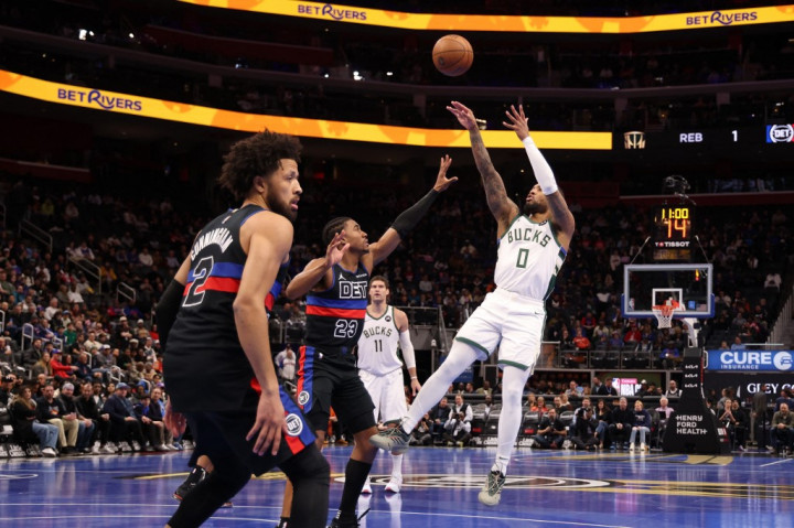 Milwaukee langsung menunjukkan dominasi sejak awal. Lillard mencetak tujuh poin dalam waktu kurang dari tiga menit sehingga timnya memimpin 10-4.