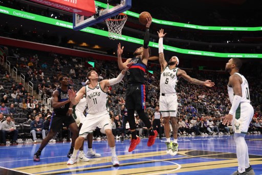 Bucks terus memperlebar jarak, unggul 36-31 pada kuarter pertama dan menjauh hingga 78-59 pada paruh pertama.