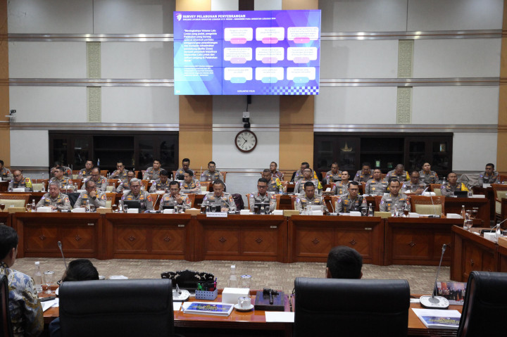 Komisi III DPR RI menggelar rapat perdana dengan Kepala Korps Lalu Lintas (Kakorlantas) Polri Irjen Pol. Aan Suhanan untuk membahas kesiapan pengamanan lalu lintas menghadapi Hari Raya Natal 2024 dan Tahun Baru 2025.