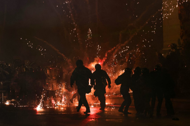 Demonstrasi tersebut menentang keputusan Kobakhidze untuk menangguhkan negosiasi aksesi negara itu ke Uni Eropa pada 28 November, dan unjuk rasa tersebut berlanjut sampai hari keenam di berbagai kota.