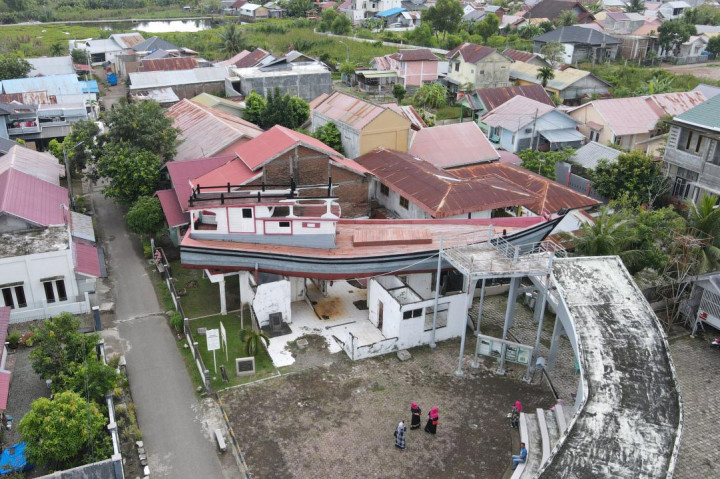 Sebuah perahu nelayan berukuran 25 meter lebar 5,5 meter dan berat 20 ton terbawa gelombang dan menimpa rumah warga di Desa Gampong Lampulo, Kecamatan Kuta Alam, Kota Banda Aceh, Aceh. Kapal yang dikenal sebagai kapal di atas rumah itu masih ada sampai saat ini dalam kondisi awal dan menjadi sebuah monumen.