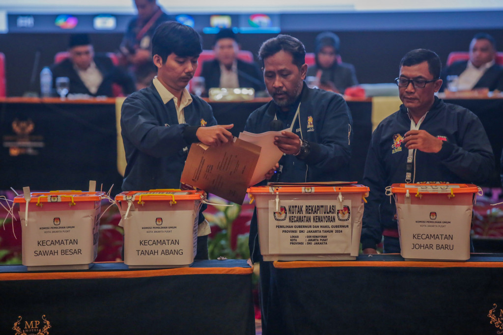 Arifin juga mengajak seluruh elemen masyarakat untuk berperan aktif mendukung KPU dan semua pihak yang terlibat untuk mengawal rapat pleno terbuka rekapitulasi hasil penghitungan perolehan suara Pilkada
Jakarta 2024 tingkat Jakarta Pusat berjalan dengan baik dan lancar.