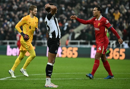 Meski gagal meraih kemenangan, Liverpool tetap kokoh di puncak klasemen sementara Liga Inggris dengan torehan 35 poin dari 14 pertandingan, berjarak tujuh poin dari Chelsea di posisi kedua.