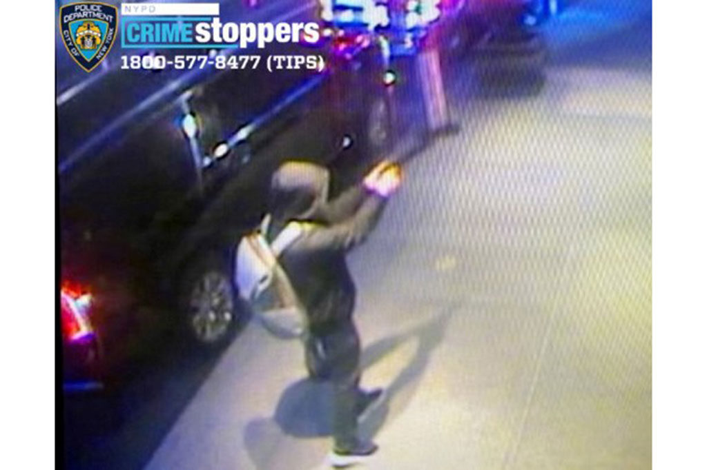 Brian Thompson, 50, CEO unit asuransi UnitedHealth (UNH.N), ditembak sekitar pukul 6:45 pagi ET (1145 GMT) di luar Hilton di Sixth Avenue, tepat sebelum konferensi investor tahunan perusahaan. Penyiar CNBC menyatakan bahwa peredam suara telah digunakan dalam serangan itu.