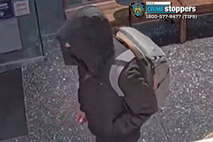 Seorang pria bersenjata bertopeng menembak mati kepala eksekutif asuransi kesehatan AS Brian Thompson di luar sebuah hotel di New York pada Rabu. Serangan tersebut tampaknya disengaja. Thompson ditembak mati saat bersiap untuk berbicara kepada para investor.